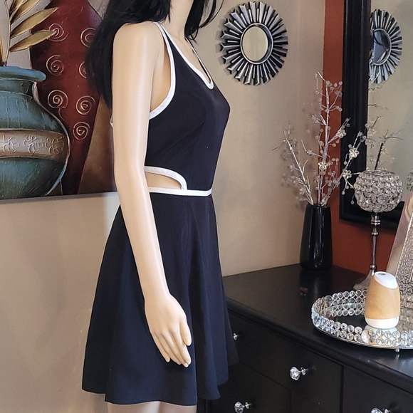 Dress - Picture 2 of 5